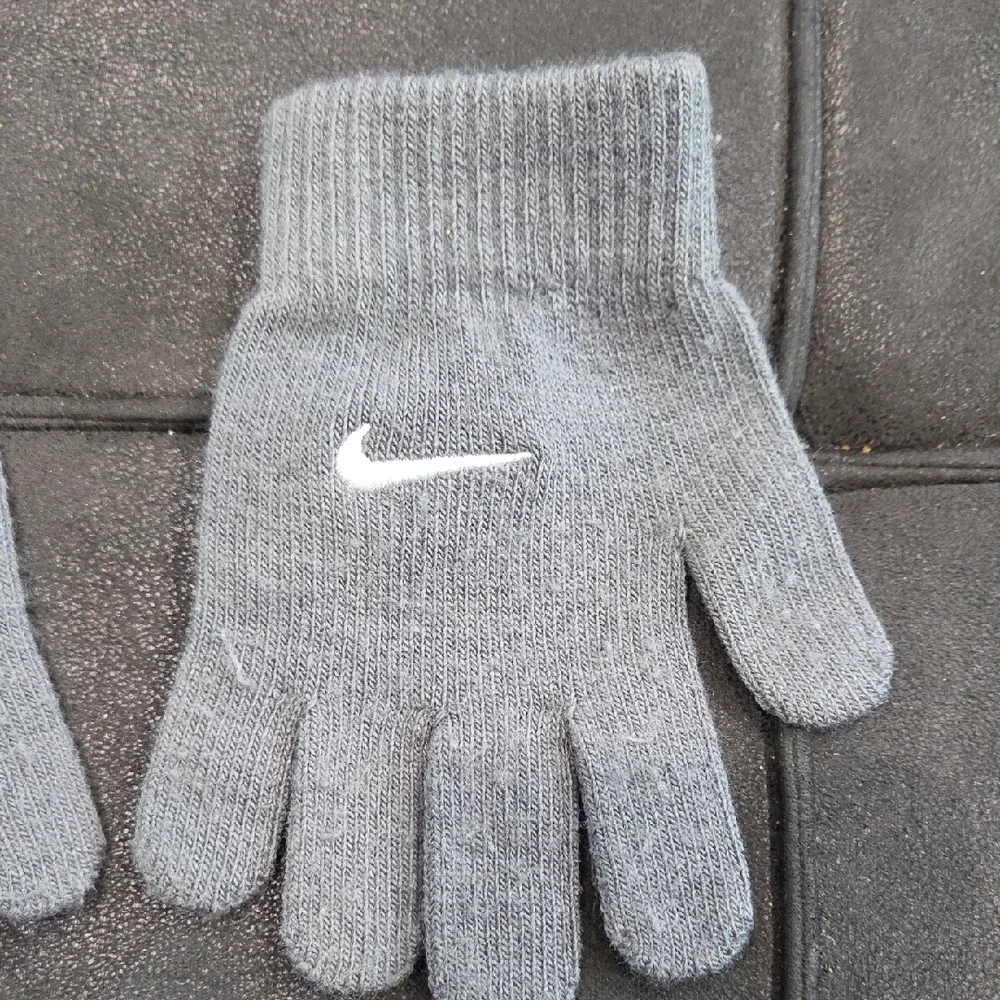 Nike Gray Knit Gloves